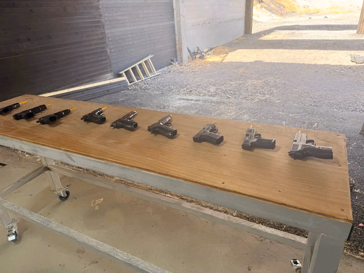 אקדחים עם דגלוני בטיחות בעמדה